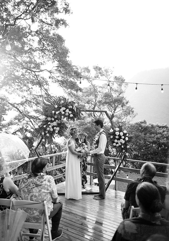 Rainy Oahu wedding ceremony by Hawaii film photographer, Laura Ivanova