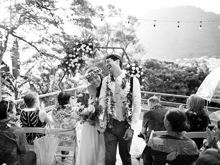 Rainy Oahu wedding ceremony by Hawaii film photographer, Laura Ivanova