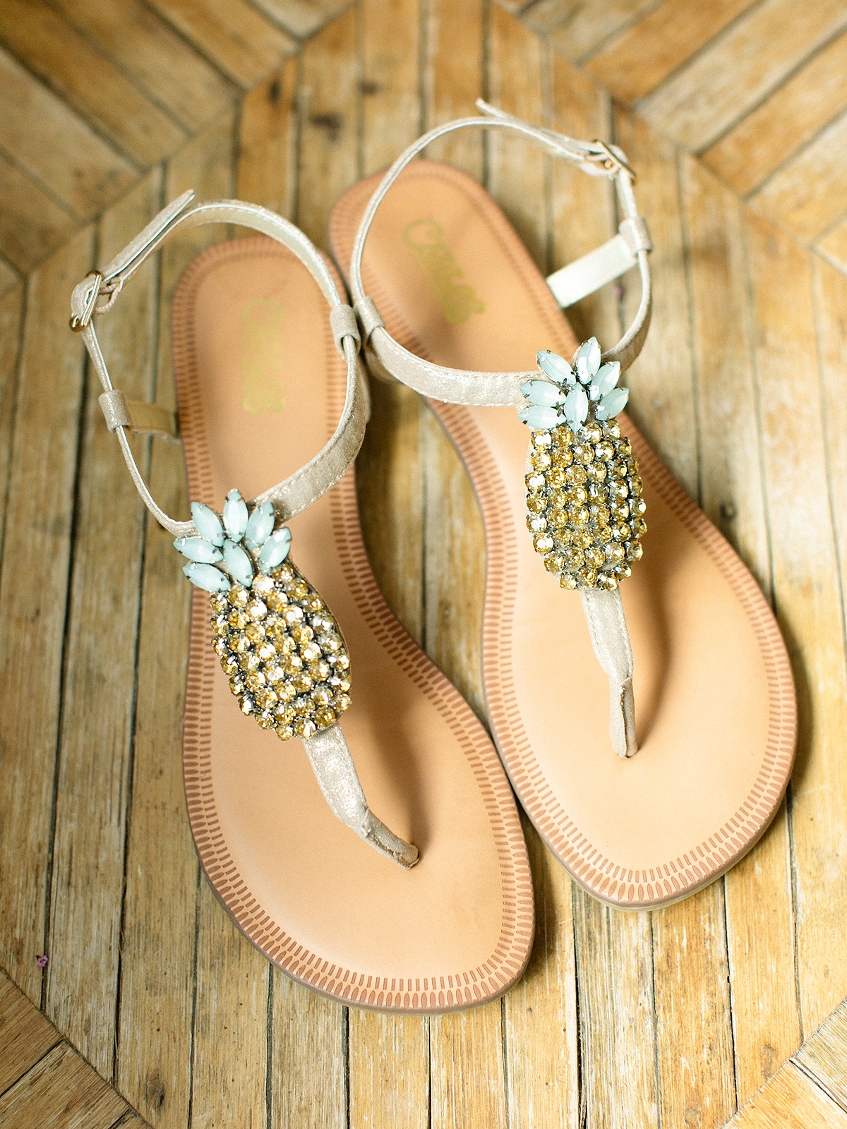 Pineapple shoes by Oahu wedding photographer, Laura Ivanova