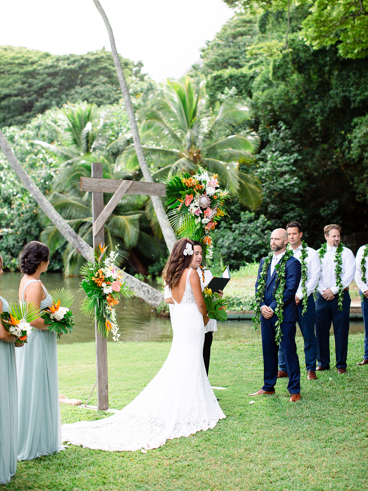 Tropical wedding ceremony by Hawaii based, Laura Ivanova Photography