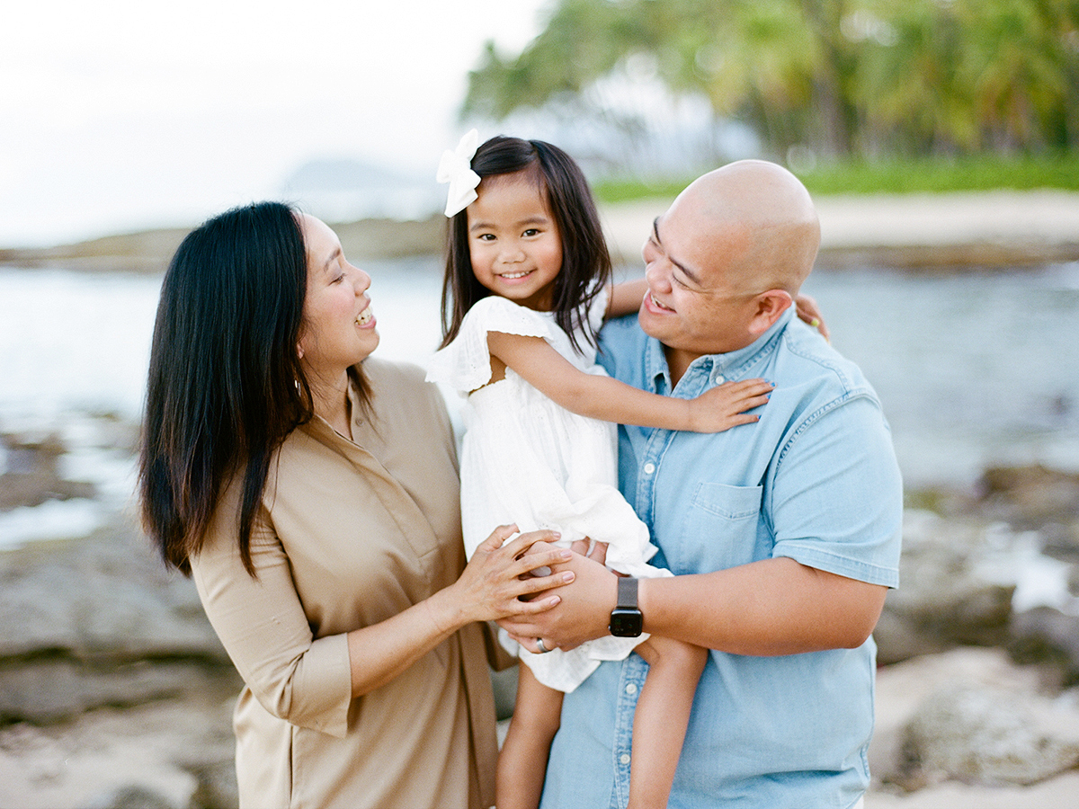 Sunrise family session on Oahu by Laura Ivanova Photography