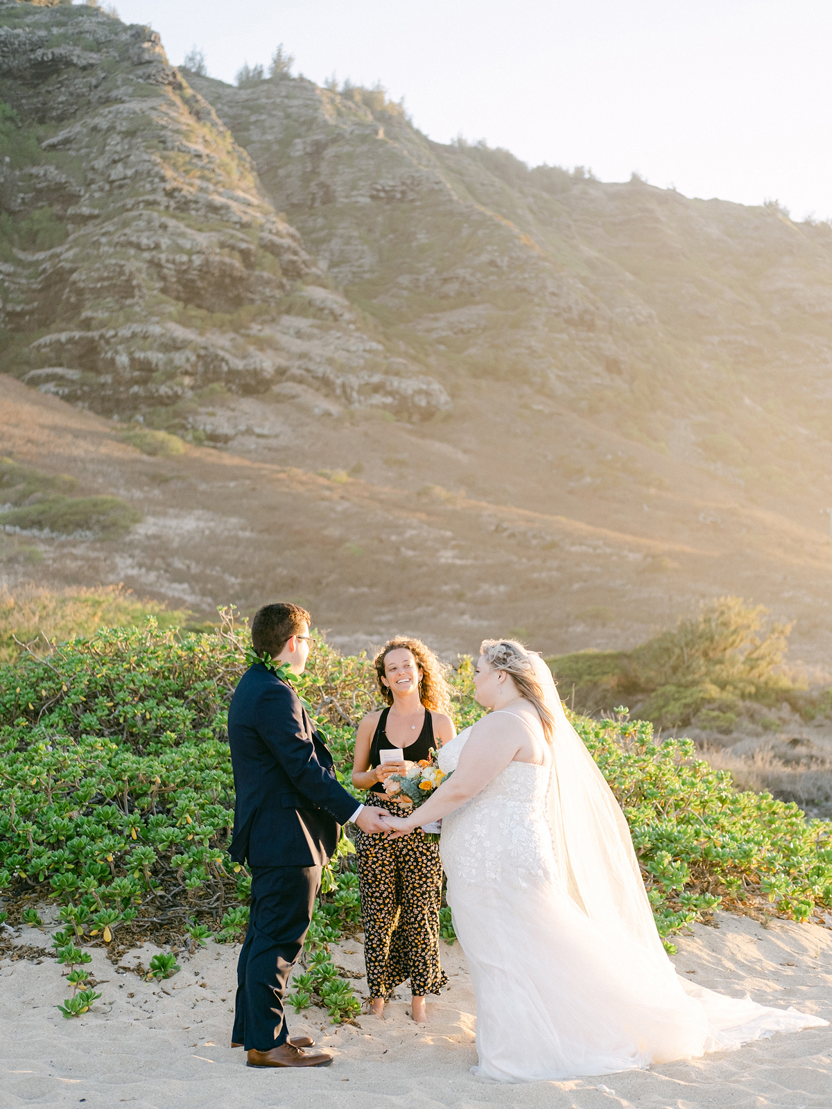 Oahu north shore elopement by Laura Ivanova Photography
