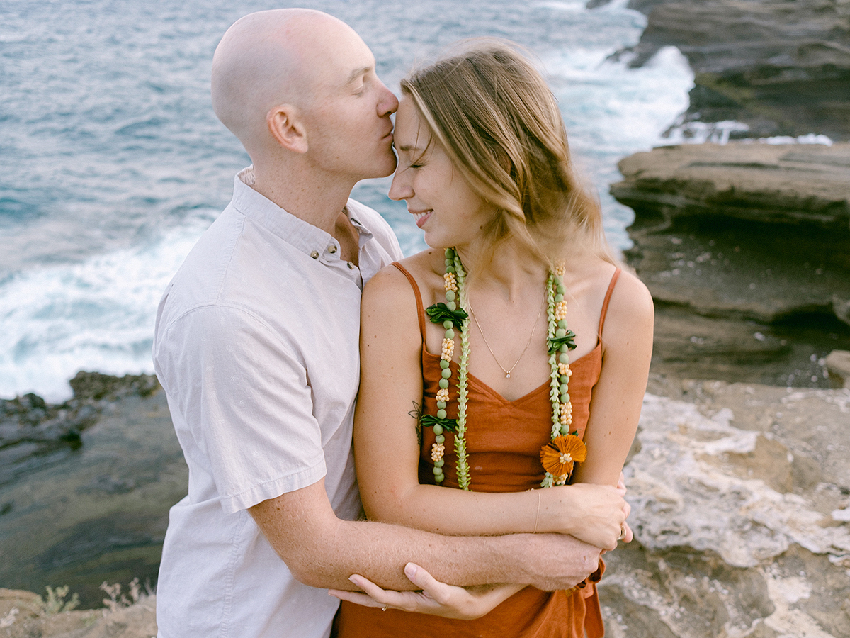 Oahu couples photography session by Laura Ivanova