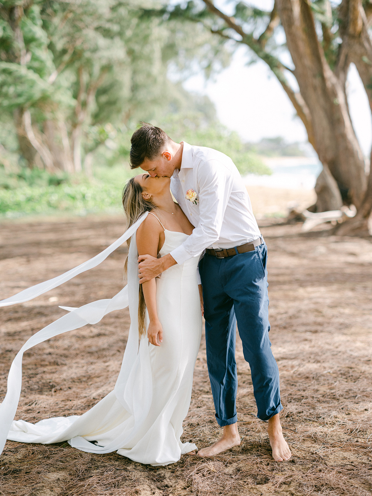 Playful and colorful Hawaiian elopement by Laura Ivanova Photography
