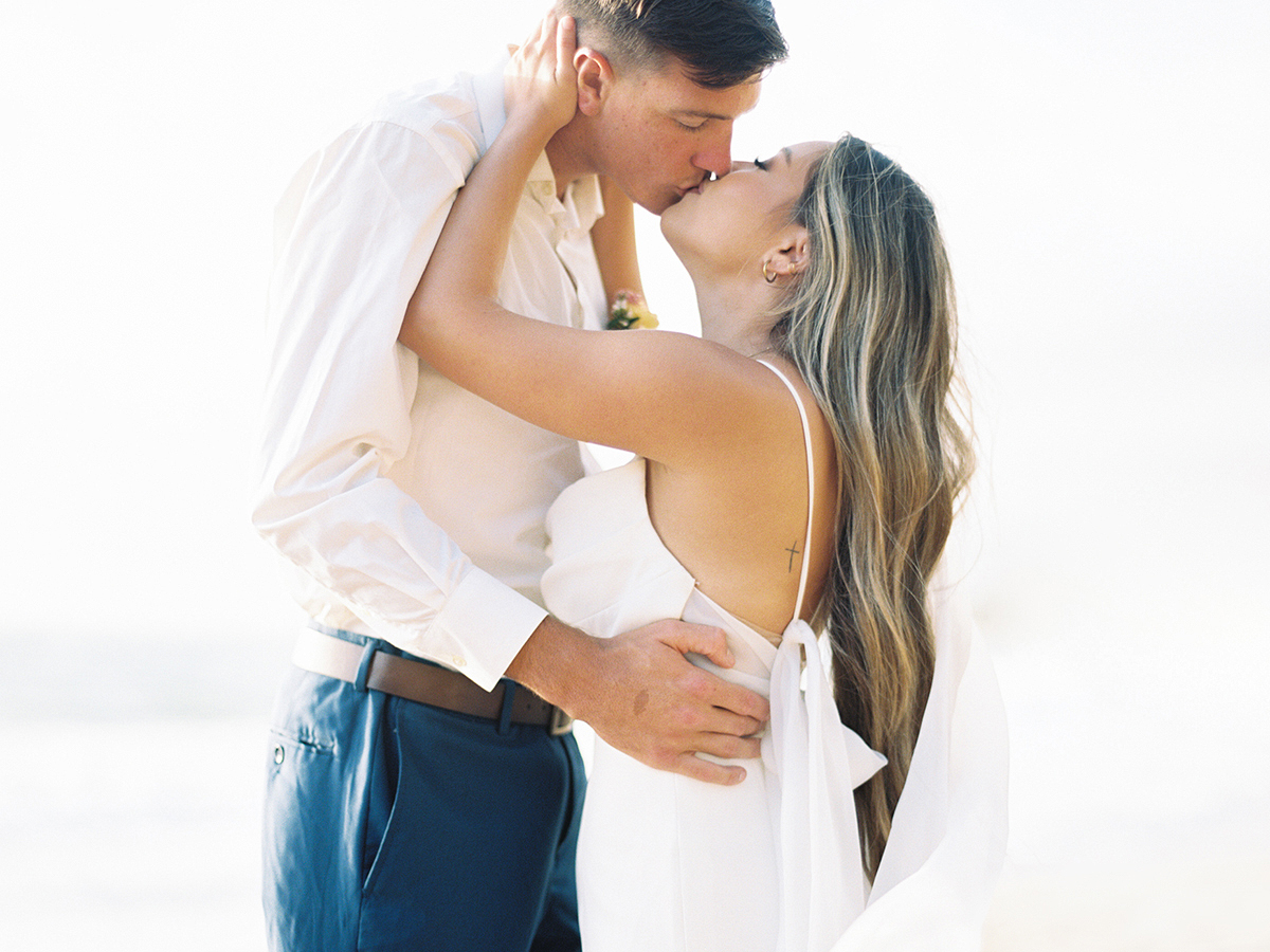 Playful and colorful Hawaiian elopement by Laura Ivanova Photography