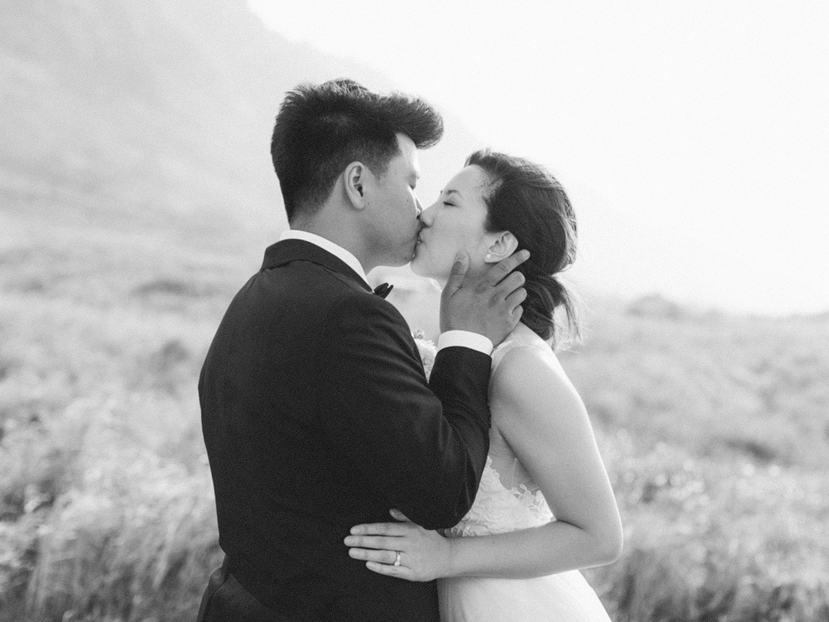 North Shore elopement by Hawaii elopement photographer, Laura Ivanova