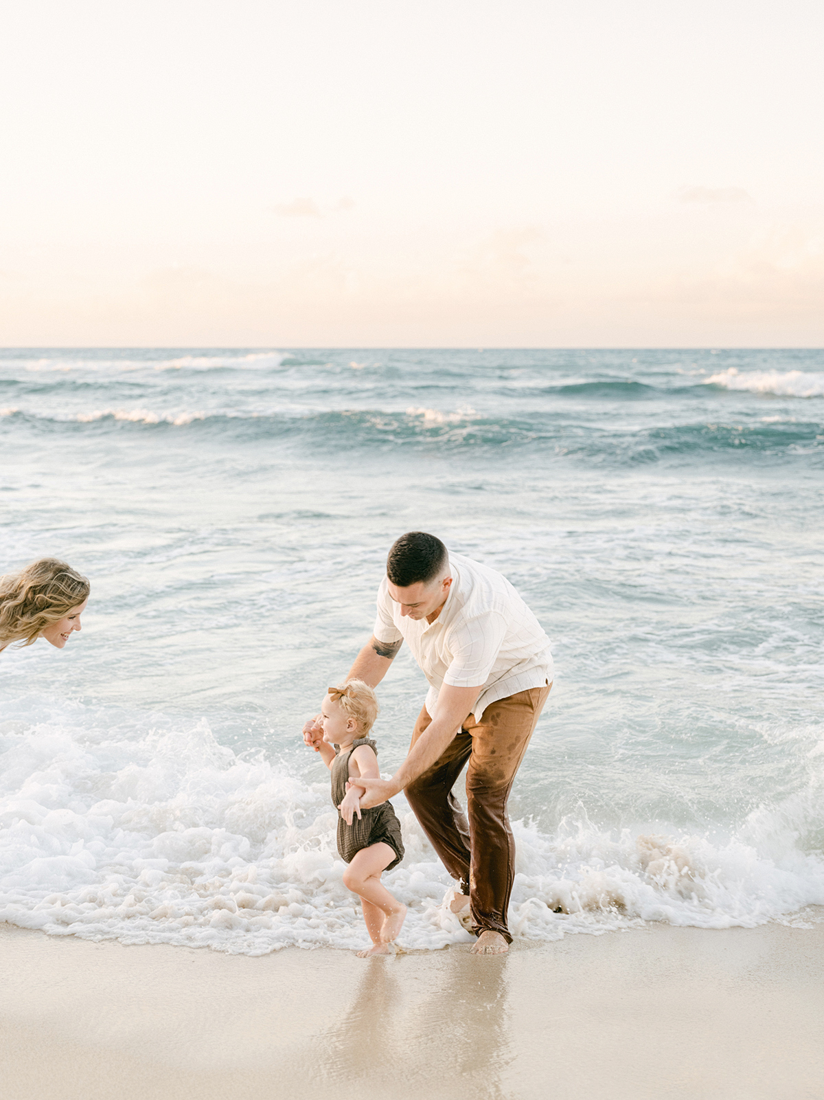 What to wear hawaii family photos | tips and tricks for styling your session from local photographer, Laura Ivanova
