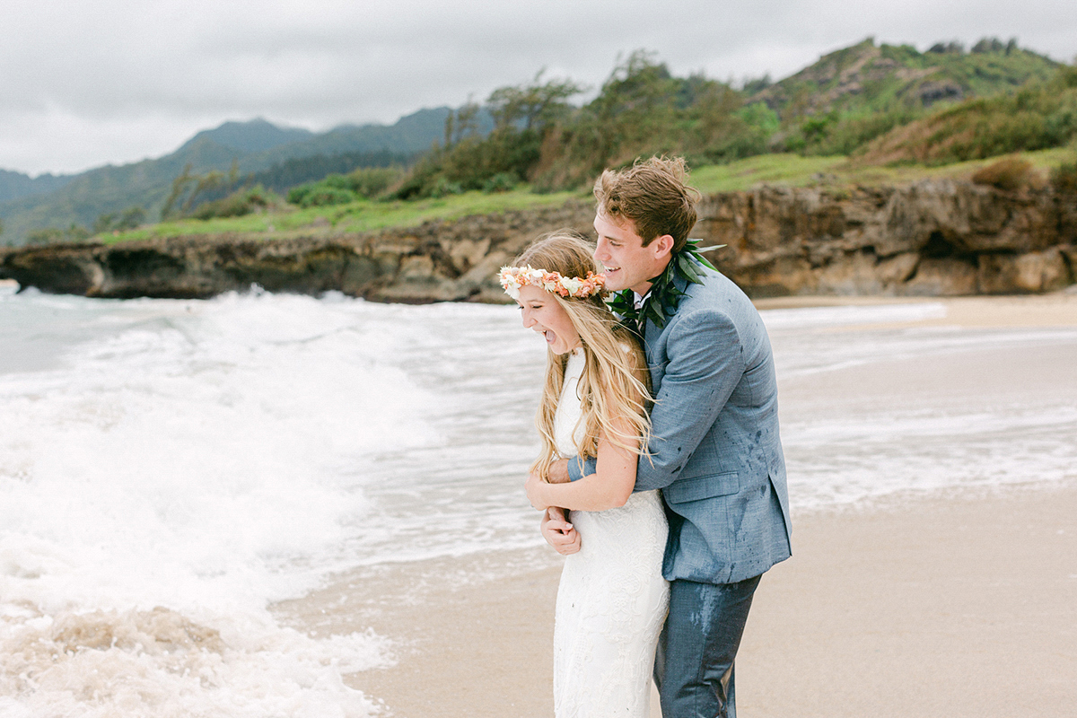 Intimate Hawaii beach wedding by Laura Ivanova Photography