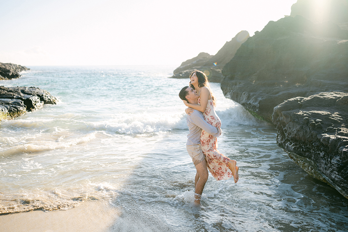 Film couples photographer, Oahu, Hawaii | Laura Ivanova Photography