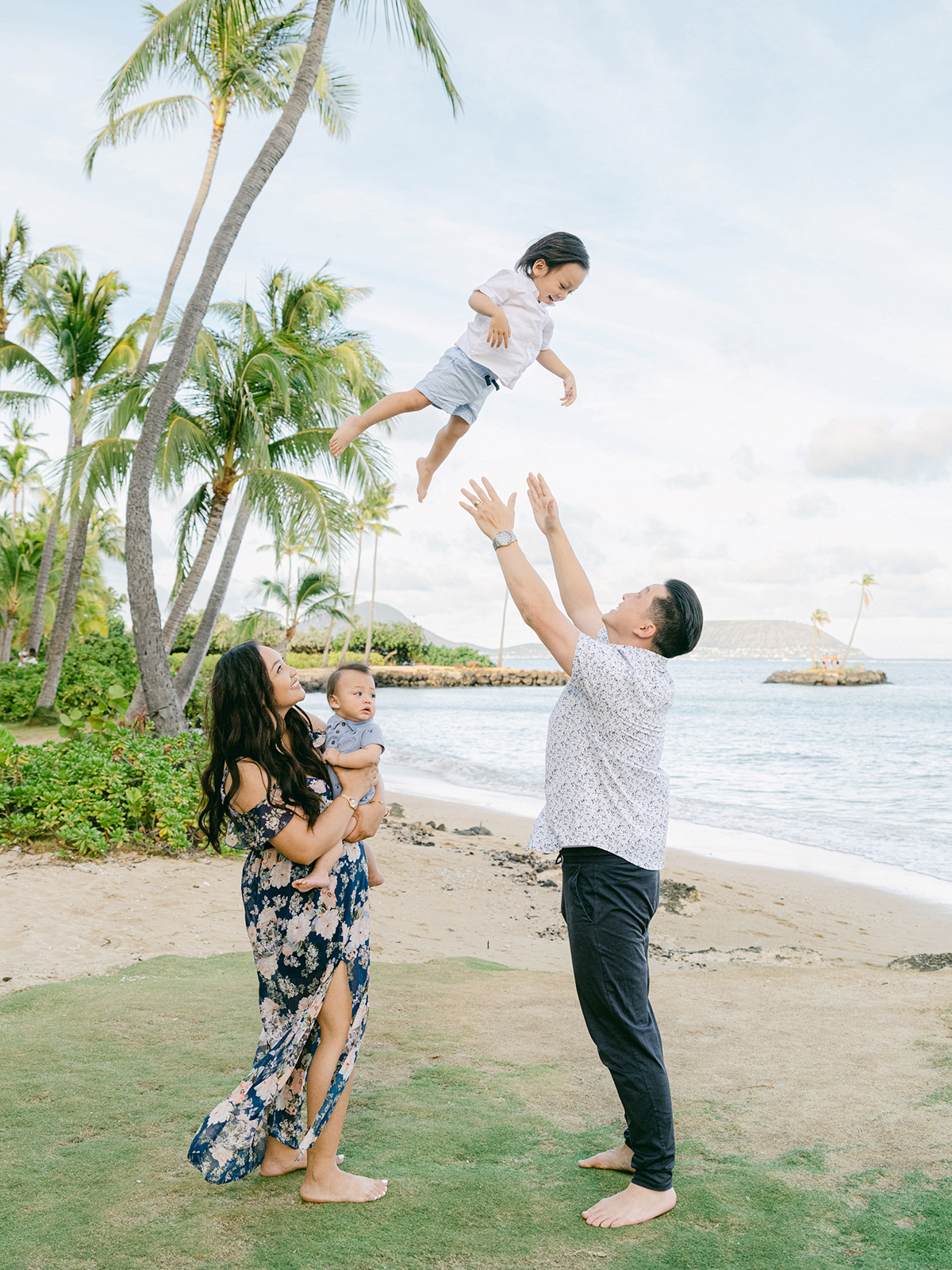 Honolulu family photos by Laura Ivanova Photography