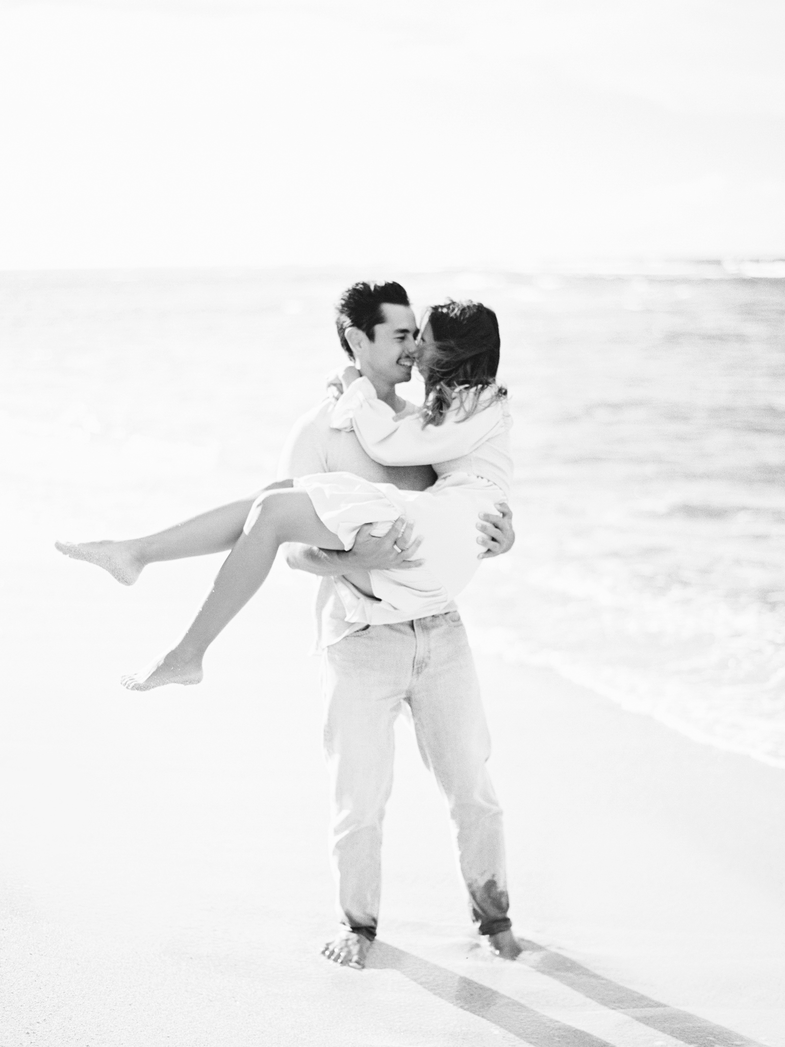 Oahu couples photo session by Laura Ivanova Photography