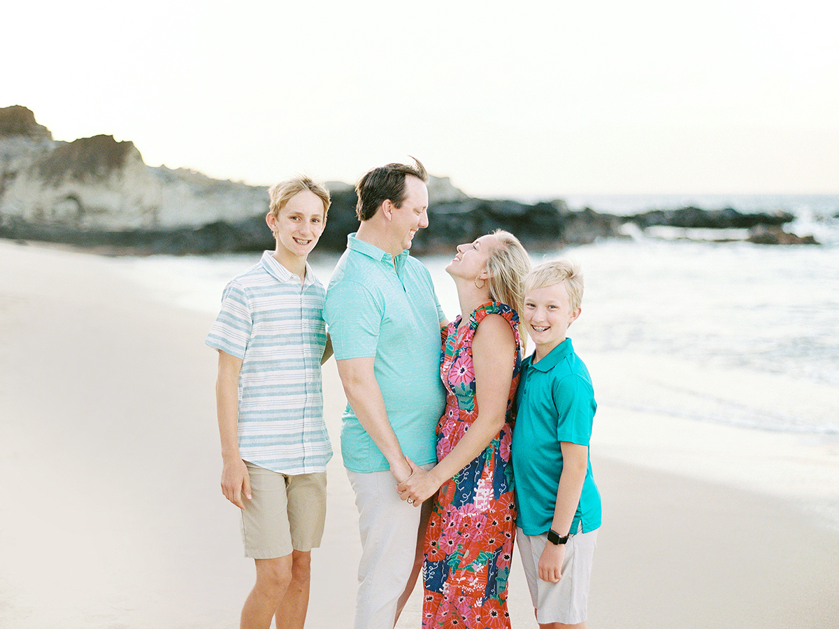 Hawaii extended family photo session by Laura Ivanova Photography