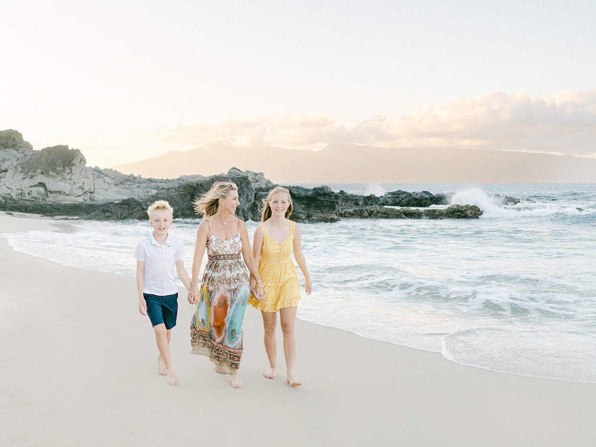 Hawaii extended family photo session by Laura Ivanova Photography