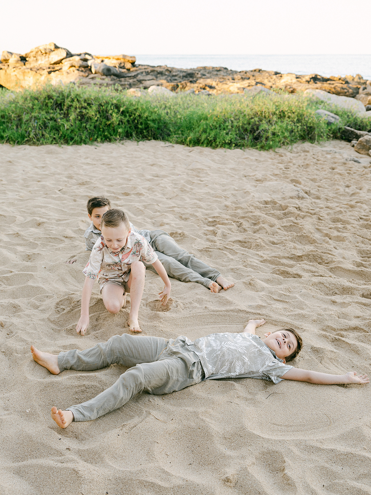 Sunrise family session on Oahu, Hawaii, by Laura Ivanova Photography