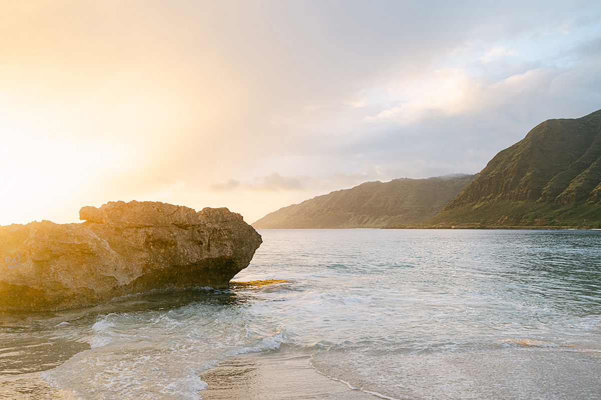 Hawaii sunset engagement session by Laura Ivanova Photography