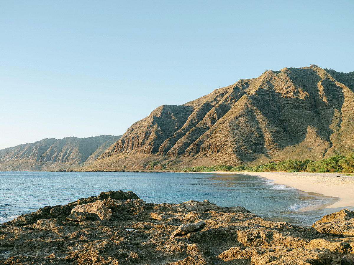 Oahu photographer, Laura Ivanova, captures anniversary session in Hawaii